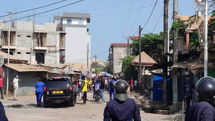 Manque d'électricité : après la mort d'un manifestant à Taouyah, des jeunes barricadent les rues 